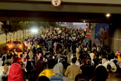 En Bogotá, cientos de personas se congregaron inicialmente de forma pacífica en la Plaza de Bolívar para expresar su inconformidad con los resultados preliminares - Foto: Redes Sociales