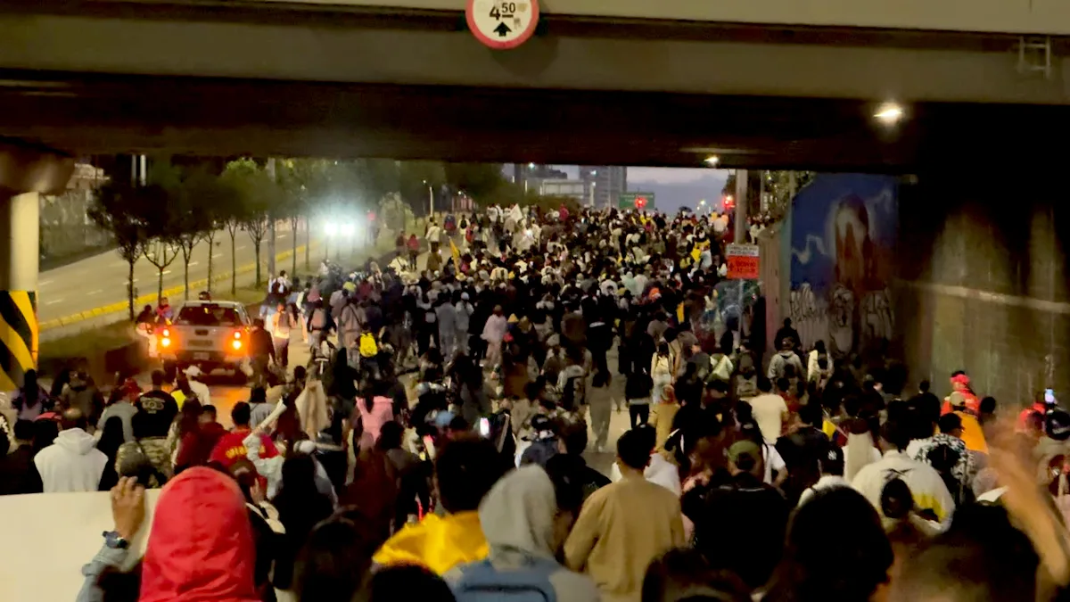 En Bogotá, cientos de personas se congregaron inicialmente de forma pacífica en la Plaza de Bolívar para expresar su inconformidad con los resultados preliminares - Foto: Redes Sociales