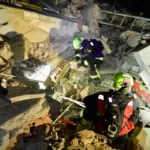 Entre los equipos internacionales que participan en la emergencia se encuentra el contingente colombiano USAR COL-1, integrado por 63 especialistas y cuatro binomios caninos, cuyos integrantes han concentrado sus labores precisamente en el estado de La Guaira, donde se han registrado algunos de los rescates más significativos desde el inicio de la catástrofe - Foto: UNGRD