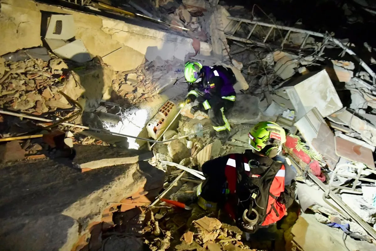 Entre los equipos internacionales que participan en la emergencia se encuentra el contingente colombiano USAR COL-1, integrado por 63 especialistas y cuatro binomios caninos, cuyos integrantes han concentrado sus labores precisamente en el estado de La Guaira, donde se han registrado algunos de los rescates más significativos desde el inicio de la catástrofe - Foto: UNGRD