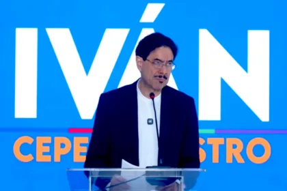 Uno de los mensajes centrales de la alocución fue el llamado a sus seguidores para que rechazaran cualquier expresión de violencia o desconocimiento institucional. Cepeda pidió a los sectores que apoyaron su campaña canalizar sus desacuerdos a través de los mecanismos democráticos y mantener la movilización política dentro del marco constitucional - Foto: Captura Vídeo Redes Iván Cepeda