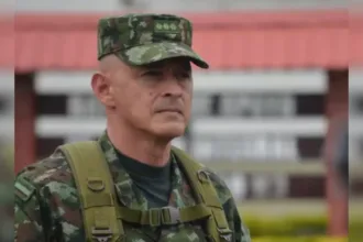 Con más de tres décadas de servicio en el Ejército Nacional, Rodríguez es considerado uno de los oficiales más experimentados y respetados de las Fuerzas Militares. Durante su carrera lideró importantes operaciones contra grupos armados ilegales, entre ellas la Operación Trueno en el departamento del Cauca, una estrategia que permitió recuperar corredores logísticos clave en la región del Micay - Foto: Fuerzas Militares