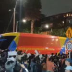 Las y los manifestantes tras llegar a la calle 53 se acercaron al bus de la Selección Colombia que se movilizaba por dicha vía de regreso al hotel tras el encuentro en que la tricolor venció 3-1 a Costa Rica - Foto: Captura Vídeo