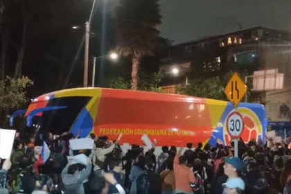 Las y los manifestantes tras llegar a la calle 53 se acercaron al bus de la Selección Colombia que se movilizaba por dicha vía de regreso al hotel tras el encuentro en que la tricolor venció 3-1 a Costa Rica - Foto: Captura Vídeo