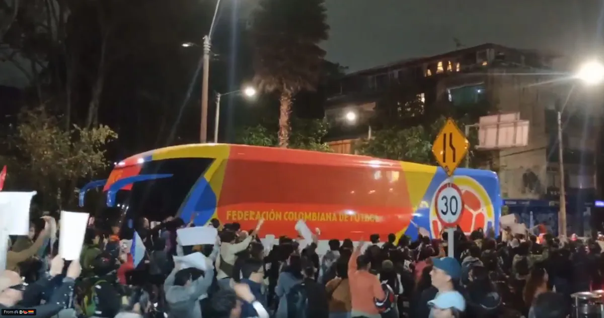 Las y los manifestantes tras llegar a la calle 53 se acercaron al bus de la Selección Colombia que se movilizaba por dicha vía de regreso al hotel tras el encuentro en que la tricolor venció 3-1 a Costa Rica - Foto: Captura Vídeo
