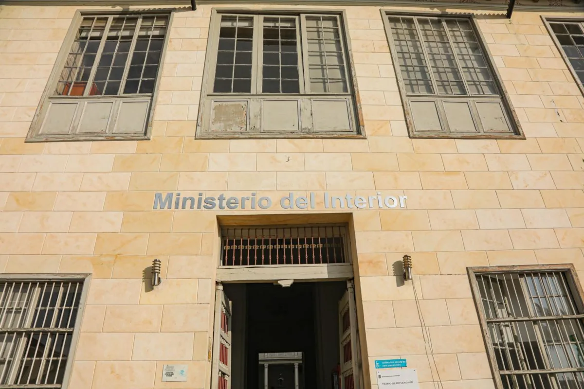 Según fuentes cercanas al equipo del presidente electo, la propuesta consistiría en convertir el actual Ministerio de Justicia en un viceministerio adscrito al Ministerio del Interior, retomando un esquema institucional que existió en Colombia durante varias décadas y que fue modificado en 2011, cuando se restableció la cartera de Justicia como ministerio independiente - Foto: Ministerio del Interior