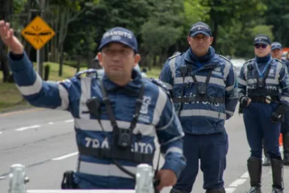 Agentes de tránsito, unidades de Policía de Carreteras y equipos técnicos monitorean permanentemente las condiciones de movilidad mediante sistemas de cámaras, sensores y herramientas de gestión inteligente del tráfico - Foto: Secretaría Distrital de Movilidad