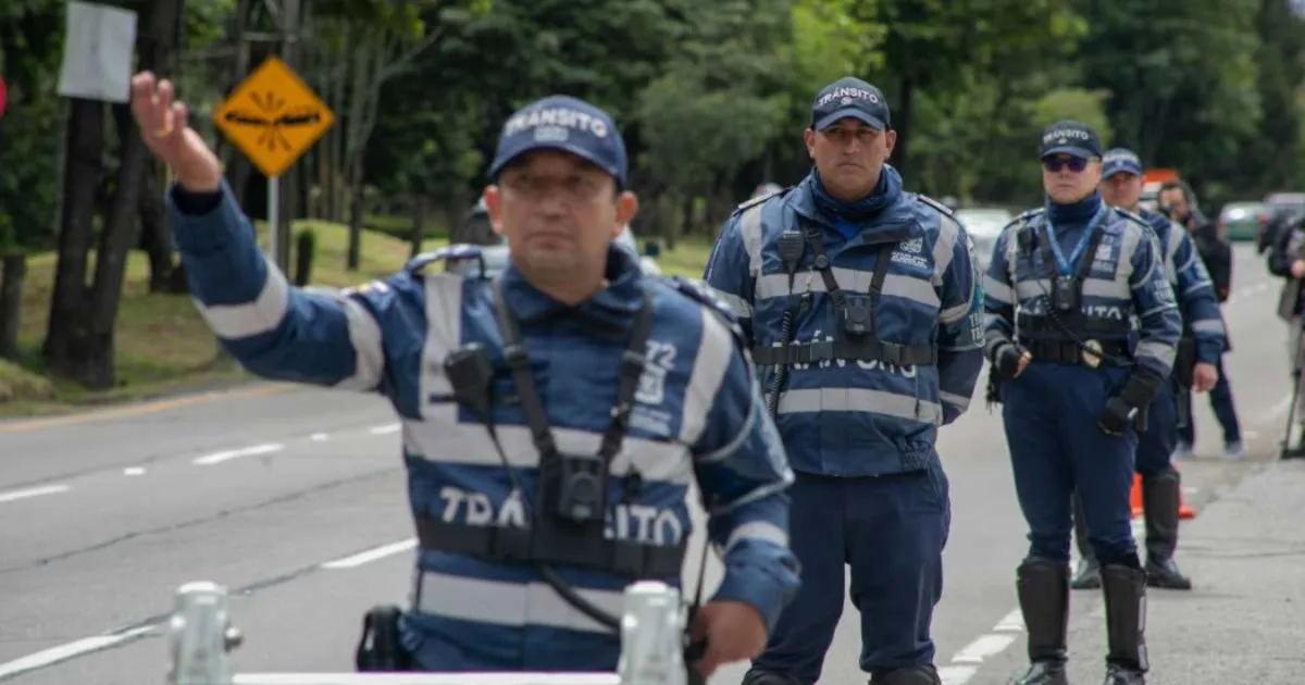Agentes de tránsito, unidades de Policía de Carreteras y equipos técnicos monitorean permanentemente las condiciones de movilidad mediante sistemas de cámaras, sensores y herramientas de gestión inteligente del tráfico - Foto: Secretaría Distrital de Movilidad