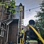 Las ciudades de Kiev, Dnipro y Járkov estuvieron entre las más afectadas por los bombardeos. En distintos sectores residenciales se registraron explosiones que destruyeron viviendas, edificios de apartamentos y redes de servicios públicos esenciales para la población - Foto: Servicios de Emergencia de Ucrania