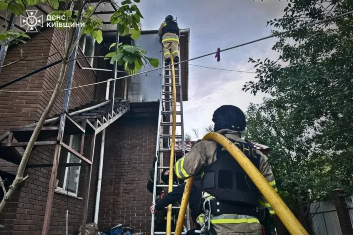 Las ciudades de Kiev, Dnipro y Járkov estuvieron entre las más afectadas por los bombardeos. En distintos sectores residenciales se registraron explosiones que destruyeron viviendas, edificios de apartamentos y redes de servicios públicos esenciales para la población - Foto: Servicios de Emergencia de Ucrania