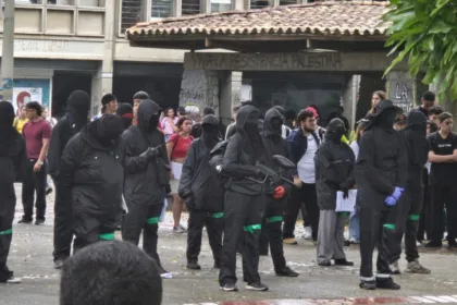Testigos señalaron que los responsables distribuyeron panfletos relacionados con convocatorias de movilización social, mientras realizaban acciones que alteraron el orden público - Foto: Redes Sociales