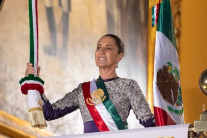 La llegada de Claudia Sheinbaum a la Presidencia mexicana abrió la posibilidad de una recomposición gradual de la relación bilateral. Aunque la mandataria mantuvo la defensa del reconocimiento histórico a los pueblos originarios, también manifestó su disposición a establecer un diálogo institucional basado en el respeto mutuo y la cooperación estratégica - Foto: Archivo/EneasMX