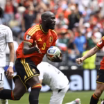 La imponente presencia física de Lukaku forzó el retroceso desesperado de los zagueros y el defensor Mohamed Hany terminó empujando el esférico de forma infortunada dentro de su propia portería. El autogol decretó el definitivo 1-1 en la pizarra, en una jugada que requirió confirmación telemática rápida por parte del VAR - Foto: Federación Belga de Fútbol