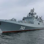Según reportes de autoridades británicas y fuentes militares, la embarcación civil se encontraba aproximadamente a 20 millas náuticas al sur de la isla de Wight cuando la tripulación del buque ruso efectuó disparos de advertencia para llamar su atención. No se registraron heridos ni daños materiales - Foto: Fuerzas Militares de Rusia