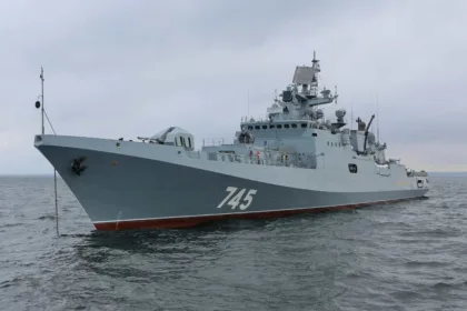Según reportes de autoridades británicas y fuentes militares, la embarcación civil se encontraba aproximadamente a 20 millas náuticas al sur de la isla de Wight cuando la tripulación del buque ruso efectuó disparos de advertencia para llamar su atención. No se registraron heridos ni daños materiales - Foto: Fuerzas Militares de Rusia