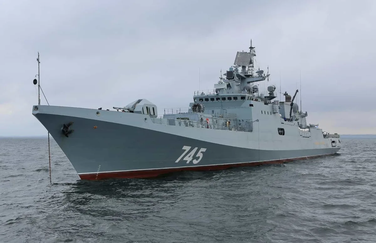 Según reportes de autoridades británicas y fuentes militares, la embarcación civil se encontraba aproximadamente a 20 millas náuticas al sur de la isla de Wight cuando la tripulación del buque ruso efectuó disparos de advertencia para llamar su atención. No se registraron heridos ni daños materiales - Foto: Fuerzas Militares de Rusia