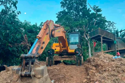 Durante el operativo, las tropas localizaron y destruyeron maquinaria pesada, equipos industriales de bombeo, estructuras utilizadas para la clasificación de material aurífero e infraestructura destinada a sostener la explotación ilícita - Foto: Ejército Nacional