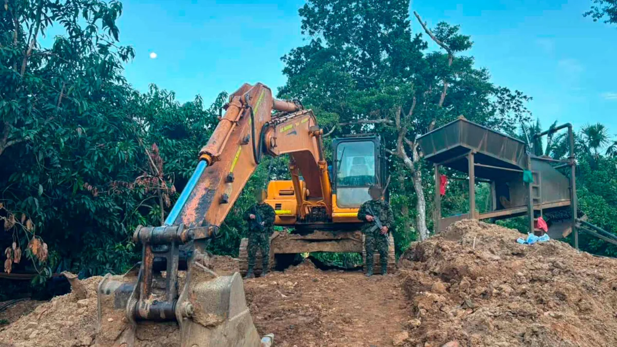 Durante el operativo, las tropas localizaron y destruyeron maquinaria pesada, equipos industriales de bombeo, estructuras utilizadas para la clasificación de material aurífero e infraestructura destinada a sostener la explotación ilícita - Foto: Ejército Nacional