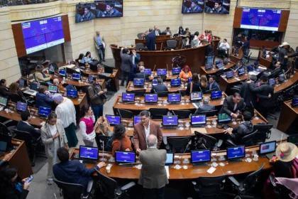 Más allá de la elección de la mesa directiva, el trasfondo de la disputa refleja una competencia por el liderazgo de la derecha colombiana. Mientras Uribe busca preservar el protagonismo del Centro Democrático como principal referente del sector, De la Espriella intenta consolidar una coalición propia que no dependa exclusivamente del uribismo y que incluya otras fuerzas políticas - Foto: Presidencia