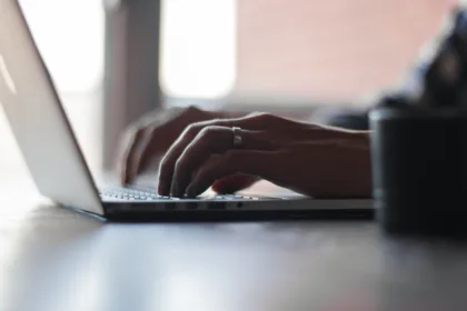 Durante los últimos meses también ha denunciado un incremento de agresiones contra periodistas, ataques informáticos contra medios de comunicación y un ambiente de creciente confrontación entre sectores políticos y la prensa. En ese contexto, la fundación sostiene que el riesgo no proviene de un hecho aislado, sino de la acumulación de factores que pueden terminar afectando el libre ejercicio del periodismo - Foto: Dominio Público