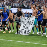 Los jugadores que podrían ser sancionados serían Giovani Lo Celso, Lisandro Martínez y Nicolás Otamendi; quienes aparecen en fotografías y vídeos sosteniendo en cartel - Foto: Ian MacNicol