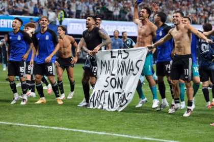 Los jugadores que podrían ser sancionados serían Giovani Lo Celso, Lisandro Martínez y Nicolás Otamendi; quienes aparecen en fotografías y vídeos sosteniendo en cartel - Foto: Ian MacNicol