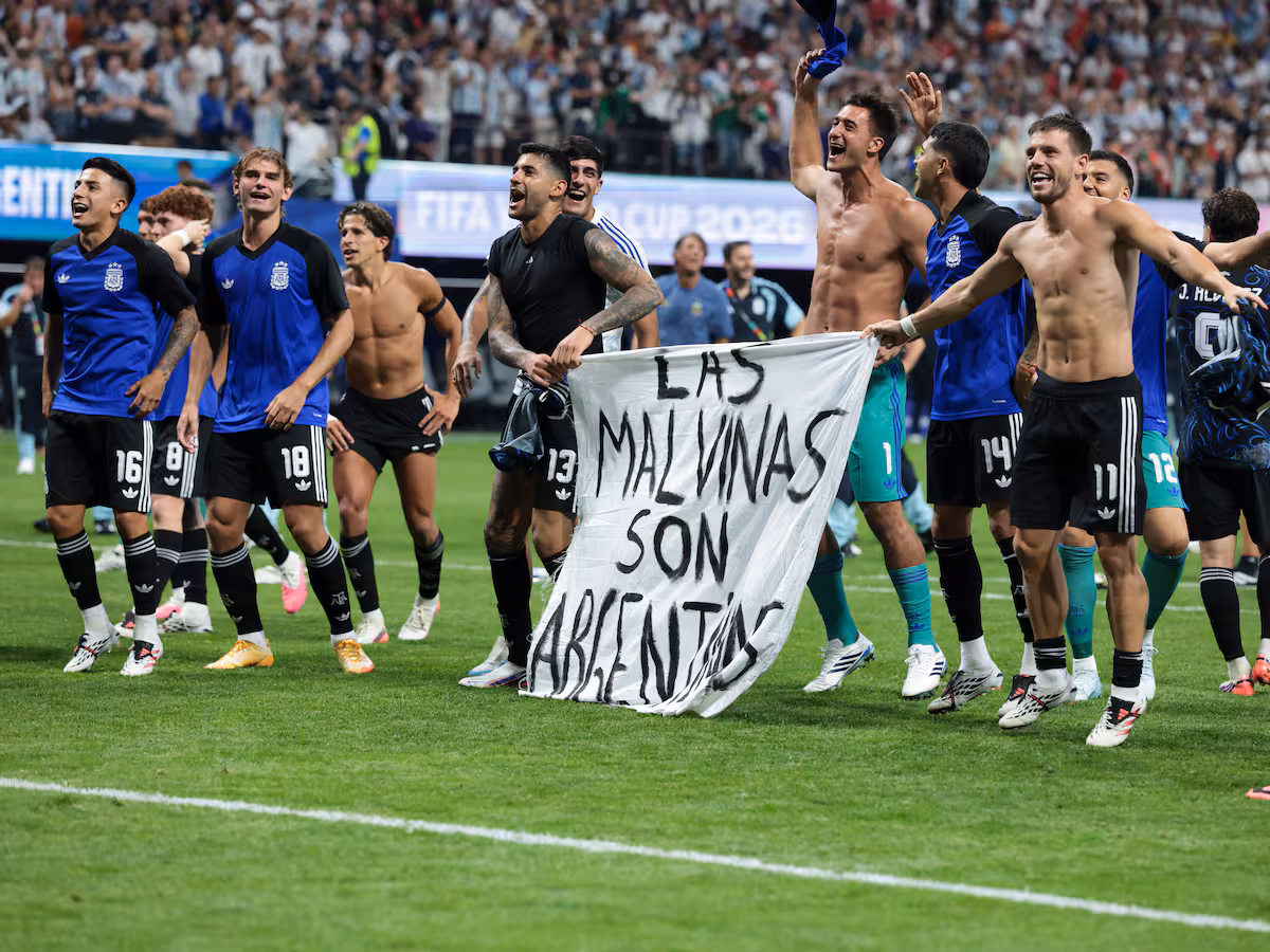 Los jugadores que podrían ser sancionados serían Giovani Lo Celso, Lisandro Martínez y Nicolás Otamendi; quienes aparecen en fotografías y vídeos sosteniendo en cartel - Foto: Ian MacNicol