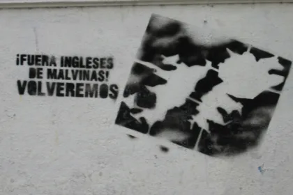 El episodio también demuestra que la disputa por las Malvinas conserva una enorme carga simbólica en la sociedad argentina. Los enfrentamientos futbolísticos entre Argentina e Inglaterra suelen estar marcados por ese trasfondo histórico desde la guerra de 1982, por lo que cualquier gesto relacionado con la soberanía del archipiélago adquiere una dimensión política que trasciende el resultado deportivo - Foto: Archivo/Salim Virji