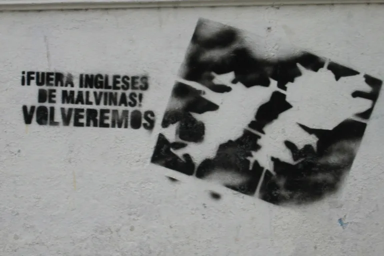 El episodio también demuestra que la disputa por las Malvinas conserva una enorme carga simbólica en la sociedad argentina. Los enfrentamientos futbolísticos entre Argentina e Inglaterra suelen estar marcados por ese trasfondo histórico desde la guerra de 1982, por lo que cualquier gesto relacionado con la soberanía del archipiélago adquiere una dimensión política que trasciende el resultado deportivo - Foto: Archivo/Salim Virji