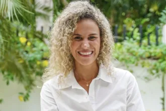 Su perfil público comenzó a ganar mayor reconocimiento en 2023, cuando participó en la contienda por la Alcaldía de Montería. La candidatura le permitió pasar de los cargos administrativos y sociales a una competencia electoral de alto nivel en la capital cordobesa, donde logró posicionarse como una de las principales figuras de la campaña - Foto: Facebook Natalia López