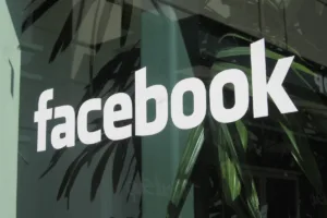 El cuestionamiento europeo apunta al propio modelo de diseño de Facebook e Instagram, bajo la premisa de que una plataforma puede generar riesgos no solo por lo que permite publicar, sino también por la forma en que organiza la experiencia de navegación para mantener la atención del usuario - Foto: Phil Dokas