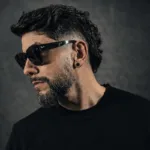 El músico, compositor y productor mexicano transforma la sobrecarga informativa y el desgaste emocional de la era digital en una poderosa canción de rock alternativo - Foto: Bobby Zaga