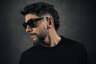 El músico, compositor y productor mexicano transforma la sobrecarga informativa y el desgaste emocional de la era digital en una poderosa canción de rock alternativo - Foto: Bobby Zaga