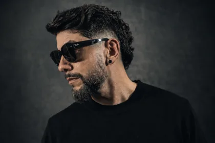 El músico, compositor y productor mexicano transforma la sobrecarga informativa y el desgaste emocional de la era digital en una poderosa canción de rock alternativo - Foto: Bobby Zaga