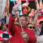 Al referirse a la espada, Petro reivindicó la figura del Libertador como emblema de la emancipación y de la búsqueda permanente de justicia social. Durante su intervención reiteró una de las frases que más ha acompañado su mandato: "la espada de Bolívar no se puede enfundar hasta que haya justicia en Colombia", insistiendo en que representa una lucha inacabada por la igualdad y la libertad - Foto: Archivo/Presidencia