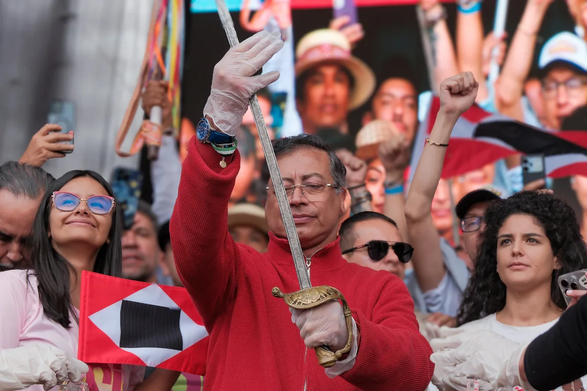 Al referirse a la espada, Petro reivindicó la figura del Libertador como emblema de la emancipación y de la búsqueda permanente de justicia social. Durante su intervención reiteró una de las frases que más ha acompañado su mandato: "la espada de Bolívar no se puede enfundar hasta que haya justicia en Colombia", insistiendo en que representa una lucha inacabada por la igualdad y la libertad - Foto: Archivo/Presidencia