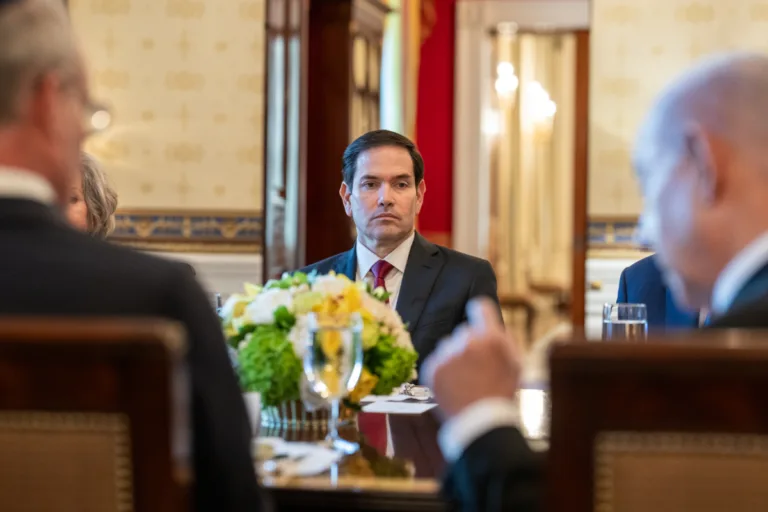 Una investigación de The New York Times sostiene que Rubio ejerce una influencia determinante sobre asuntos estratégicos del Estado venezolano, hasta el punto de ser descrito como un "virrey de facto". La expresión, posteriormente retomada por otros medios, constituye una metáfora periodística para ilustrar el grado de incidencia que tendría Washington sobre la administración venezolana, más que una caracterización jurídica del papel que desempeña el funcionario estadounidense - Foto: The White House