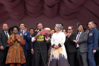 El propio escenario de Ciudad Bolívar reforzó ese simbolismo. La localidad no solo constituye uno de los sectores más poblados de Bogotá, sino que representa las profundas brechas sociales que han marcado el desarrollo urbano de la capital. Al llevar allí el principal acto del 20 de Julio, Petro buscó transmitir el mensaje de que la conmemoración de la independencia debía realizarse desde los territorios populares y no exclusivamente desde los espacios tradicionales del poder político - Foto: Presidencia