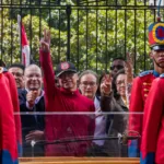 Para Petro, la espada nunca fue un objeto ornamental. En repetidas ocasiones afirmó que representaba la lucha por la libertad, la emancipación de los pueblos y la construcción de una democracia basada en la justicia social. En su interpretación, el legado bolivariano no se limita a la independencia política, sino que también implica combatir las desigualdades económicas y ampliar los derechos ciudadanos - Foto: Presidencia