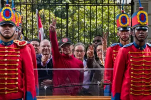 Para Petro, la espada nunca fue un objeto ornamental. En repetidas ocasiones afirmó que representaba la lucha por la libertad, la emancipación de los pueblos y la construcción de una democracia basada en la justicia social. En su interpretación, el legado bolivariano no se limita a la independencia política, sino que también implica combatir las desigualdades económicas y ampliar los derechos ciudadanos - Foto: Presidencia
