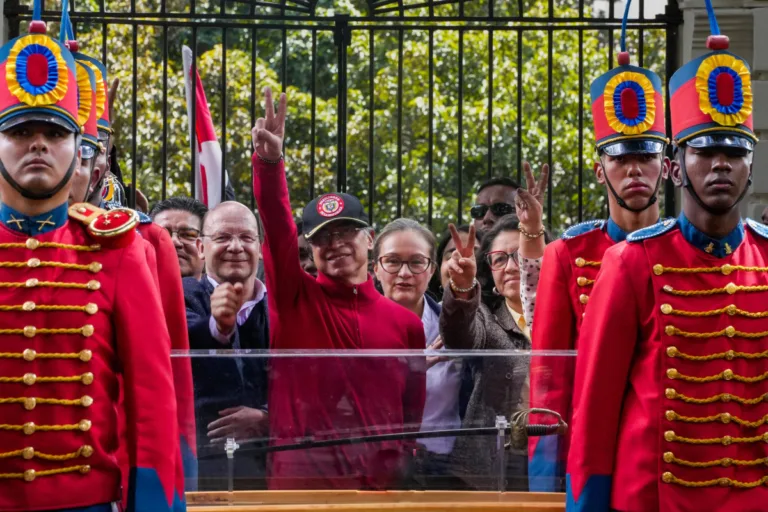 Para Petro, la espada nunca fue un objeto ornamental. En repetidas ocasiones afirmó que representaba la lucha por la libertad, la emancipación de los pueblos y la construcción de una democracia basada en la justicia social. En su interpretación, el legado bolivariano no se limita a la independencia política, sino que también implica combatir las desigualdades económicas y ampliar los derechos ciudadanos - Foto: Presidencia