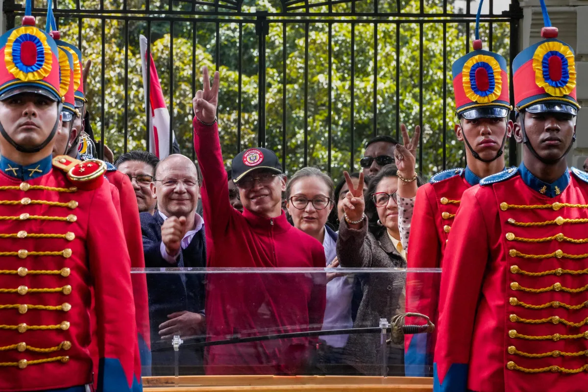 Para Petro, la espada nunca fue un objeto ornamental. En repetidas ocasiones afirmó que representaba la lucha por la libertad, la emancipación de los pueblos y la construcción de una democracia basada en la justicia social. En su interpretación, el legado bolivariano no se limita a la independencia política, sino que también implica combatir las desigualdades económicas y ampliar los derechos ciudadanos - Foto: Presidencia