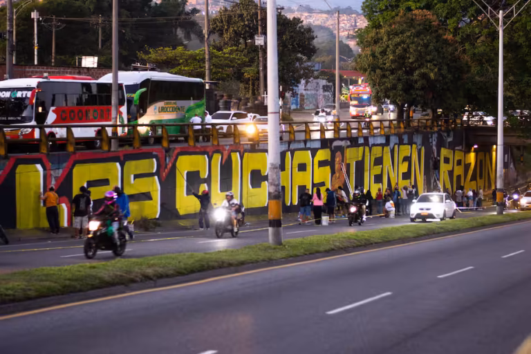 En el fallo, la Corte no solo protegió el mural "Las cuchas tienen razón" como una expresión amparada por la libertad de expresión, la creación artística y los derechos culturales, sino que también ordenó implementar medidas para garantizar su conservación y evitar nuevas acciones dirigidas a censurarlo o eliminarlo - Foto: Valentina Arango