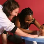 Las imágenes muestran a un Messi sonriente sosteniendo cuidadosamente al pequeño Lamine mientras lo baña bajo la mirada de su madre, Sheila Ebana. Más que una fotografía deportiva, la escena transmite ternura, sencillez y humanidad, valores que precisamente buscaba promover la campaña de UNICEF - Foto: Joan Monfort/Diario Sport/UNICEF