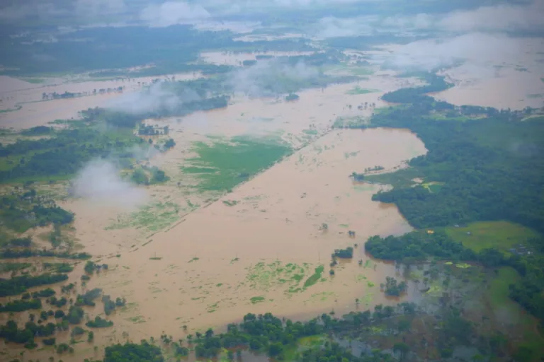 Uno de los mayores aportes de la norma es que obliga al Estado a reconocer oficialmente una realidad que, hasta ahora, carecía de una respuesta jurídica específica. Antes de la Ley 2577, quienes abandonaban sus hogares por razones climáticas podían acceder a ayudas derivadas de la gestión del riesgo, pero no existía un reconocimiento legal de su condición como población desplazada por causas ambientales - Foto: UNGRD