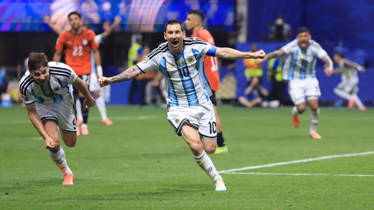 La última llave de estos cuartos de final quedó sellada de forma espectacular para el mismo sábado 11 de julio, uniendo los destinos de las selecciones de Argentina y Suiza en el Estadio de Kansas City - Foto: FIFA