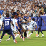 En el minuto 110, tras una intensa presión argentina y el cobro de un tiro libre al área, el central caboverdiano Diney desvió accidentalmente el balón en su propia portería, anotando en contra el definitivo 3-2 a favor de los sudamericanos - Foto: FIFA