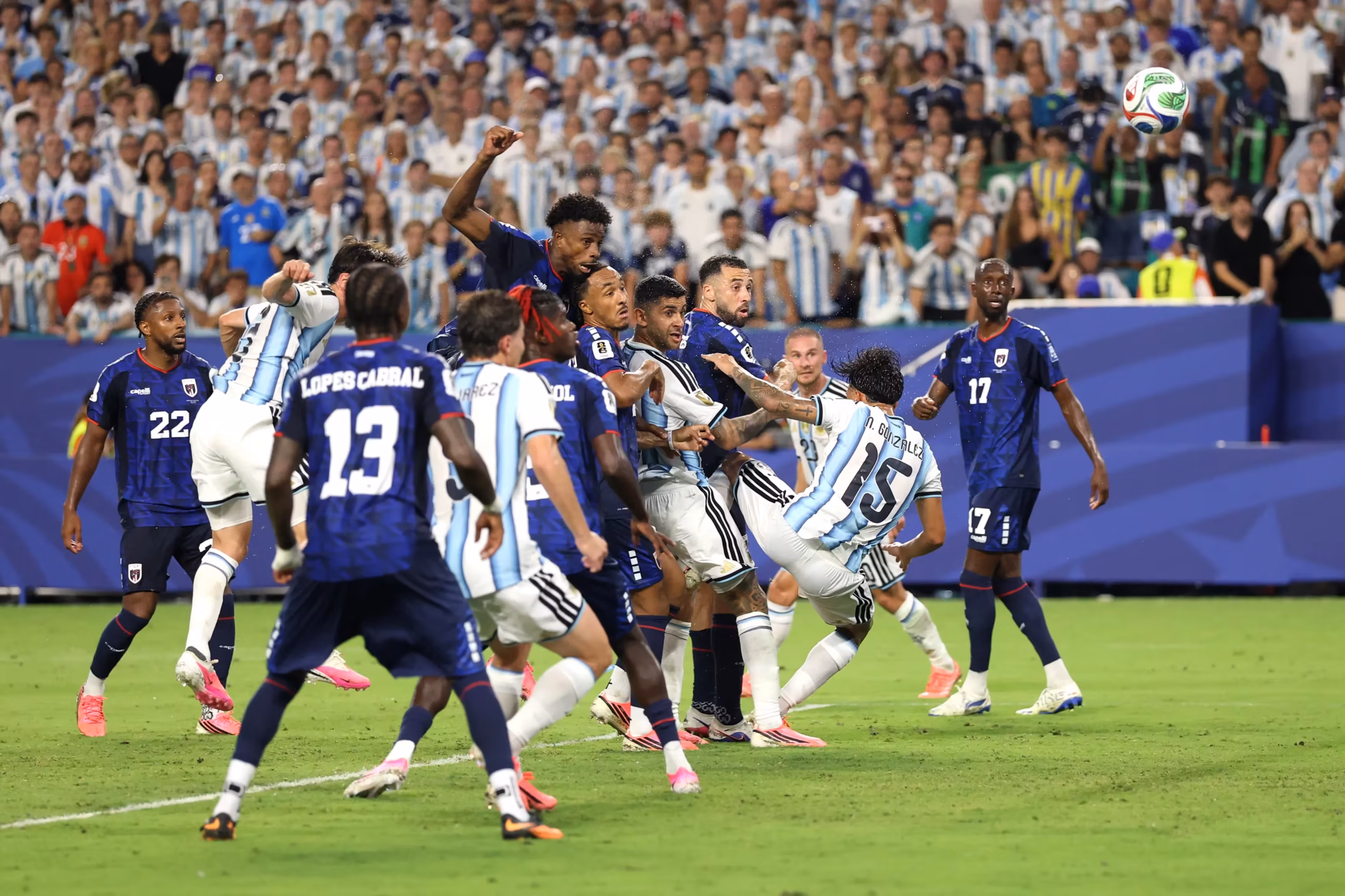 En el minuto 110, tras una intensa presión argentina y el cobro de un tiro libre al área, el central caboverdiano Diney desvió accidentalmente el balón en su propia portería, anotando en contra el definitivo 3-2 a favor de los sudamericanos - Foto: FIFA