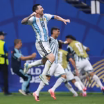 Al minuto 83, el astro Lionel Messi se reivindicó con un potente disparo de volea que colocó el empate 2-2 en la pizarra - Foto: FIFA