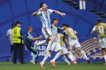 Al minuto 83, el astro Lionel Messi se reivindicó con un potente disparo de volea que colocó el empate 2-2 en la pizarra - Foto: FIFA